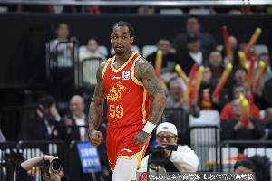 媒体人：广厦外援塔克突破犀利不惧对抗 简直是CBA版的韦德