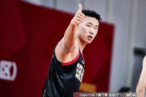 这赛季冲冲MVP？贺希宁首节7分钟 6中5&三分3中2砍下12分
