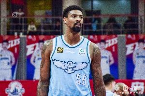 效率太低！米奇打满半场11投仅2中拿到5分7板 三分3中0