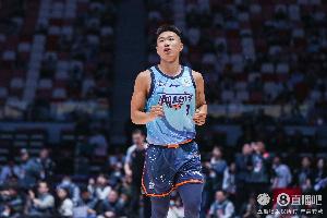 贺希宁：入选全明星首发是自己努力赢来的 我每年都很刻苦地训练