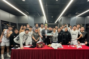 王导生日快乐🎂！同曦全队赛后为主教练王世龙庆生！