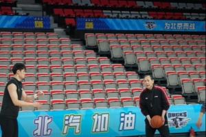 今晚战青岛！许利民赛前热身亲自上阵 给赵睿&曾凡博传球练投篮