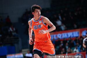 杨曦皓：一直在往空间型内线方向努力 明确自己在队内的定位