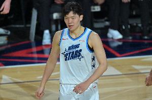 林书豪：杨瀚森需提升主动性 在美国要有夸张的自信 别怕尴尬