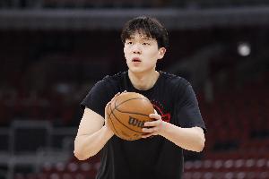 活力十足！杨瀚森先策应后奋力拼下前场篮板 补篮得手拿到2分