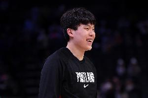 名宿技能包！杨瀚森内线要位得球 抗开防守人飘逸天勾命中