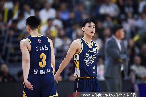 出手过少！徐杰半场2中1拿2分2前板 胡明轩3中2得5分2板2助1断