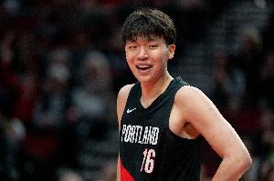 纵享丝滑！杨瀚森篮下要位 接球转身勾手轻松命中