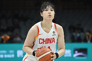 状态依旧很差！李月汝替补6中1仅拿2分3板1助1断 开场连续犯规