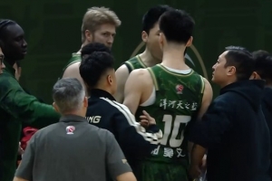 差点动手！赵柏清与郭昊文暂停时发生冲突 双双被换下&分坐两端