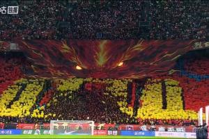 震撼！铜梁龙龙兴主场亮出巨型TIFO“山城龙吟起，吾辈志在天”