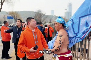 山东泰山vs大连英博，赛前两队球迷相遇了...