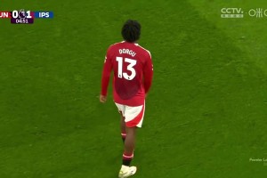 离了大谱！奥纳纳和多古配合失误送空门，曼联主场0-1落后伊镇！