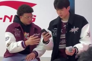 😂憨憨的！洛夫顿手机直播出现问题，转头赶紧请教杨瀚森