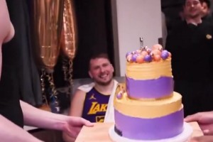科比待遇！听这嗓音，昨日貌似是老詹带头给东契奇唱生日歌啊！真是排面拉满！