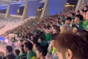 国安看台视角实拍京沪大战绝平进球，球迷高呼“法比奥NB”