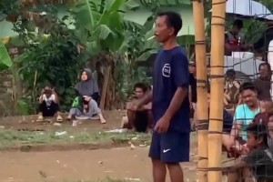 太无聊了抽个烟！巴萨对阵皇家社会时的什琴斯尼🤣
