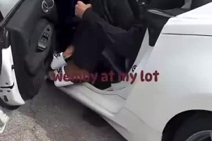 笑死！文班尝试挤进一辆跑车，最终因脚太长还是放弃了！🤣