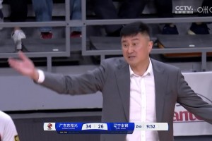争议判罚！徐杰被韩德君掩护撞翻在地 裁判未吹罚&杜锋不满吃T