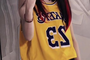 美女粉丝穿着老詹球衣搭配黑丝庆祝湖人获胜：赢了鹈鹕21分？