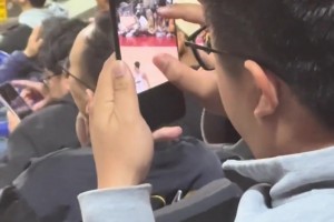 哥们是真热爱篮球，离得远也要放大看清楚🫣