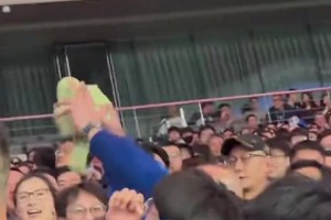 京沪大战一幕：申花看台球迷扔绿色毛绒龟自娱自乐😐