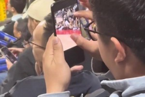 牛！辽粤大战现场 男子在观众席拿手机放大看场边的美女啦啦队