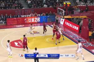 挑衅！迪亚诺反击空接暴扣，随后跑去广东队替补席怒吼秀肌肉！