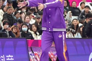 三代女篮同框，2米24的张子宇这天赋快要溢出屏幕了....