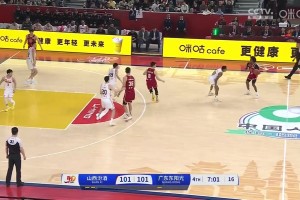 下手真狠！任骏飞抢断反击上篮遭古德温凶狠打脸犯规，后者违体！