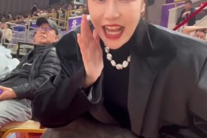 太显眼了哈！前女篮国手许诺穿着黑丝来看球了~