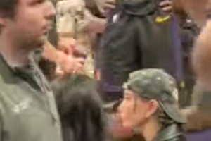 应该认识？肯豆曾带闺蜜到湖人主场看球，和旁边的老詹打招呼