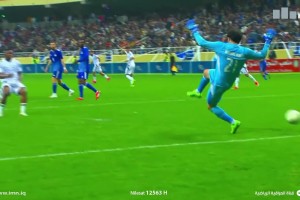 门将：卧槽！伊拉克联赛皮球诡异弹起来造乌龙😅