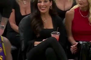 导播顶级视野！一个镜头就能拍下四位场边美女😍