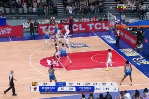 真的是中锋啊！徐杰篮下及时补防送李炎哲遮天大帽！