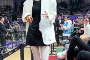 前美女国手许诺又来现场看球了！这次换成了白丝了~
