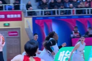 湖人小将奥利瓦里22分7个篮板5记三分赛后得到偶像库里赞赏落泪。