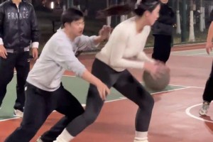 野球场肘姐：小心~我要开始背打喽！🙊