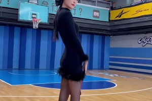 许诺穿黑丝高跟打球：之前很自卑 退役了才发现我穿裙子挺好看的