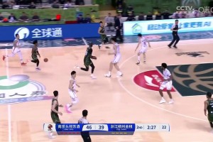 你们2米28的人都这么打球的吗？法尔这个空接暴扣，几乎都没咋跳啊