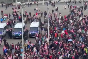 球迷们的狂欢！现场直拍流浪者点球大战中获胜后的疯狂时刻！