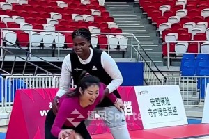 李梦1V1琼奎尔-琼斯！都是大体格子啊 谁能赢哈~