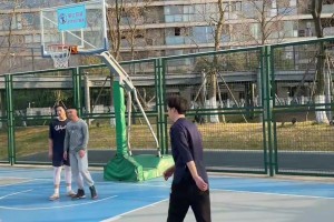 阿什拉夫把巴黎的旗帜留在安菲尔德球场中央，保安试图拿走未果