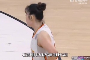 😣千万别有事！李月汝最后时刻进攻后摔倒在地，看表情很痛苦