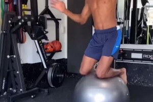 为什么看着瘦但不缺对抗？看看亚历山大的核心训练就知道了🥶