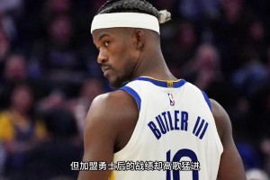 祖巴茨和哈登在替补席玩乐！解说员：两人在打情骂俏哈~