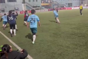 “你手往哪放呢！”男女一起踢球免不了身体接触🫠