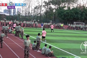 球星效应😁！胡桑诺夫国家队训练被多家媒体围住接受采访