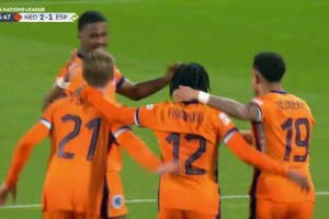 荷兰2-1反超西班牙！弗林蓬插上横传助攻！赖因德斯推射破门！