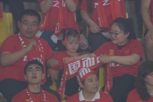 全球票房152亿！国足现场小球迷COS哪吒，太可爱了！😍
